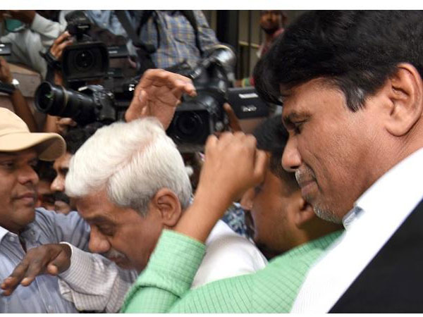 ఖాతాలు, లాకర్ల వివరాలపై ఆరా 