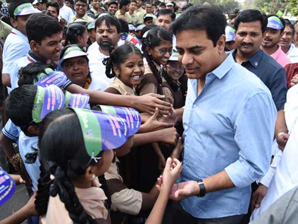 ఊడ్చేశారు..