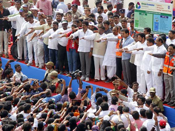 కార్యక్రమంలో మంత్రులు