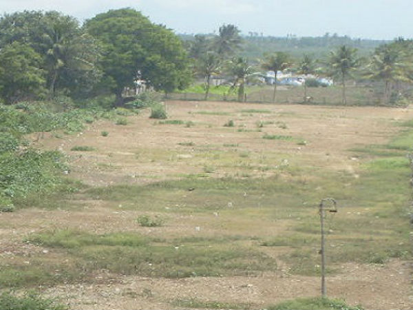 ఆ భూమి తమదేనంటున్న కబ్జా రాయుళ్లు..: