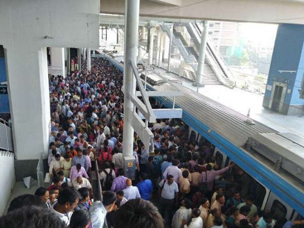 18 స్టేషన్ల పరిధిలోనే రోడ్డుపైనే పార్కింగ్