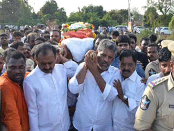  పార్థివదేహాన్ని...ముందుండి మోసిన నేతలు