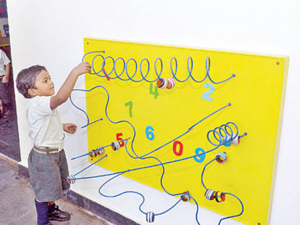 పిల్లలకు ఆటపాటలు...బడికి పేరు ప్రఖ్యాతులు...కార్మికుల పిల్లలకే తొలి ప్రాధాన్యం...