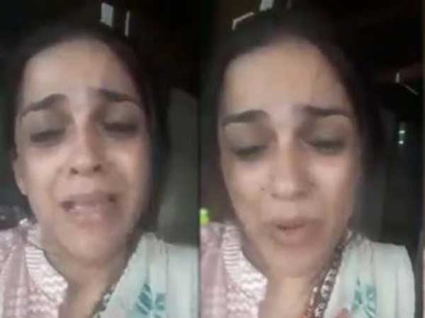  వేర్వేరు ఫ్లాట్లలో