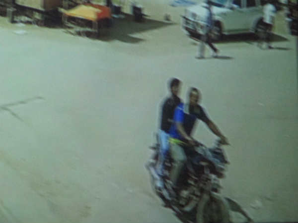 పరారీలో వికాస్: