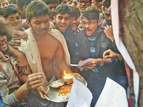 'మిస్టర్ ఫ్రెషర్'తో పూజలు: 'మిస్టర్ ఫ్రెషర్'తో పూజలు: