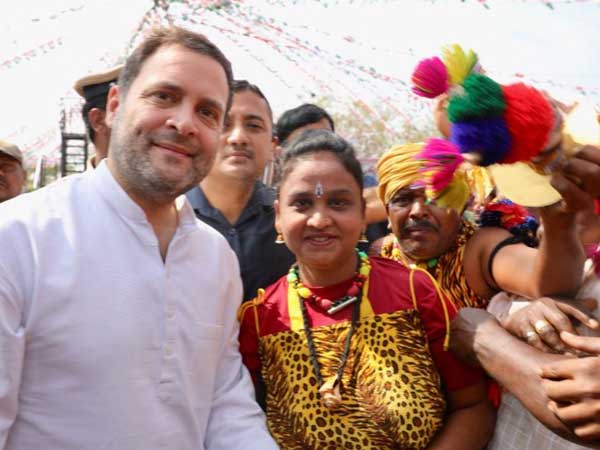 పంచిపెట్టిన రాహుల్ పంచిపెట్టిన రాహుల్