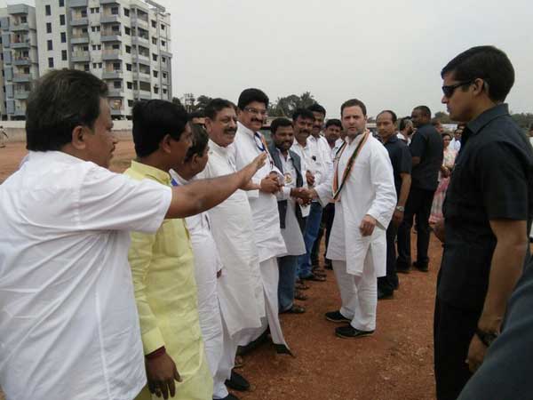 ప్రతి ఒక్కరికి రూ. 15 లక్షలు ప్రతి ఒక్కరికి రూ. 15 లక్షలు