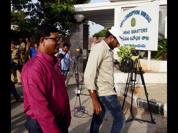 అన్నీ చెబుతా