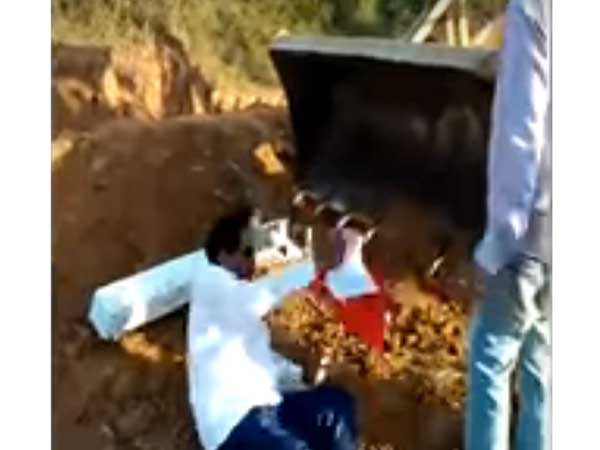  ఆక్రమణను అడ్డుకునేందుకు వారు...వారిని అడ్డుకునేందుకు మాజీ ఎమ్మెల్యే...