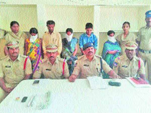 చిన్న భార్యను అదుపులోకి తీసుకుని... చిన్న భార్యను అదుపులోకి తీసుకుని...