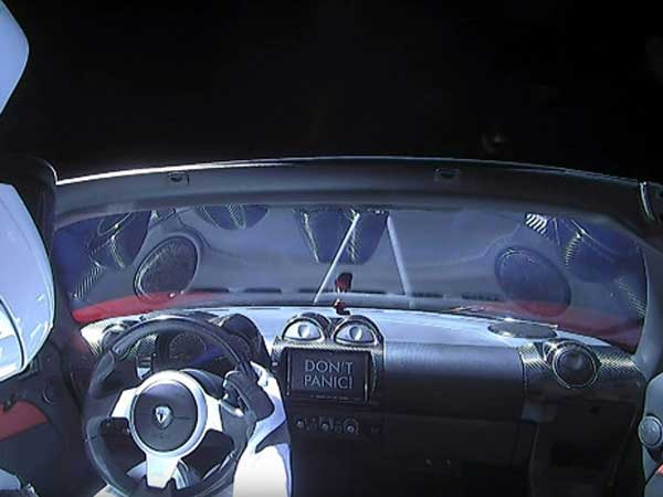  కక్ష్య తప్పిన ‘రోడ్ స్టర్' కారు...