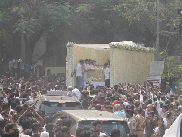 రోడ్డుపై కంటతడి పెడుతూ అభిమానులు