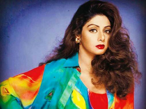 ఆమెను చూస్తూ.. సచిన్ టెండూల్కర్ ఆమెను చూస్తూ.. సచిన్ టెండూల్కర్