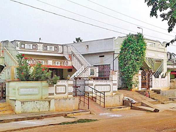  ఊళ్లో డాబాలకి...ఆచారానికి సంబంధం...