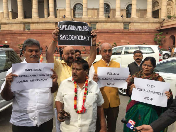 జైట్లీ ప్రకటన సమయంలో మౌనంగా విజయసాయి రెడ్డి జైట్లీ ప్రకటన సమయంలో మౌనంగా విజయసాయి రెడ్డి