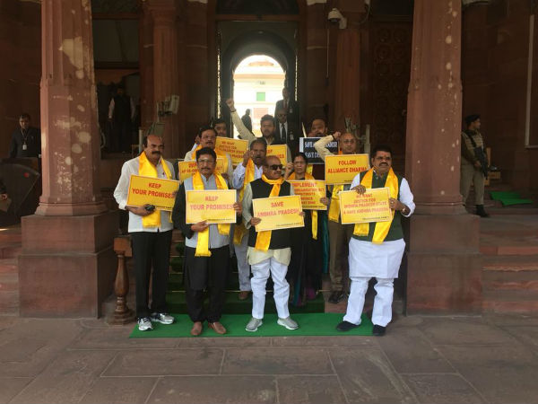 కేంద్రంపై ఇలాంటి ఆందోళన మొదటిసారి