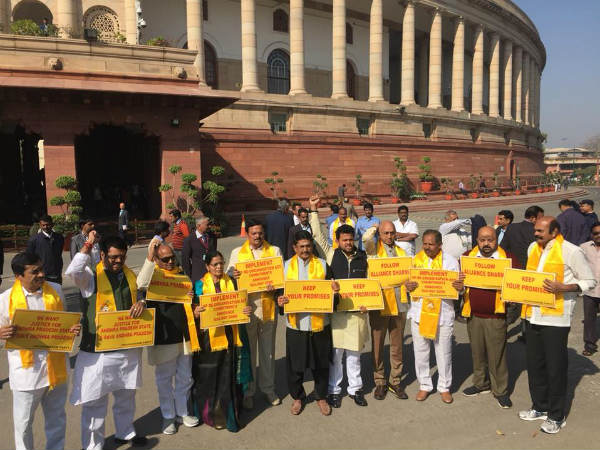 ఢిల్లీలో పోరాడాలి