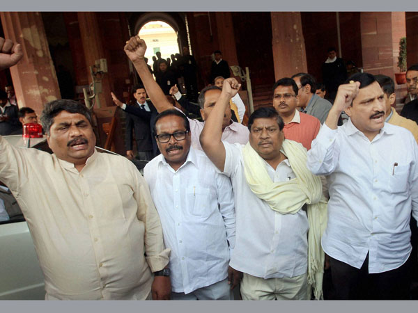 గాంధీ విగ్రహం వద్ద టీడీపీ ఎంపీల నిరసన