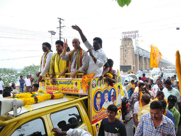 ఎందుకు ఊరేగిస్తున్నారు