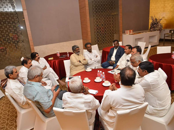 రాజకీయాలతో ముడిపడి ఉంది