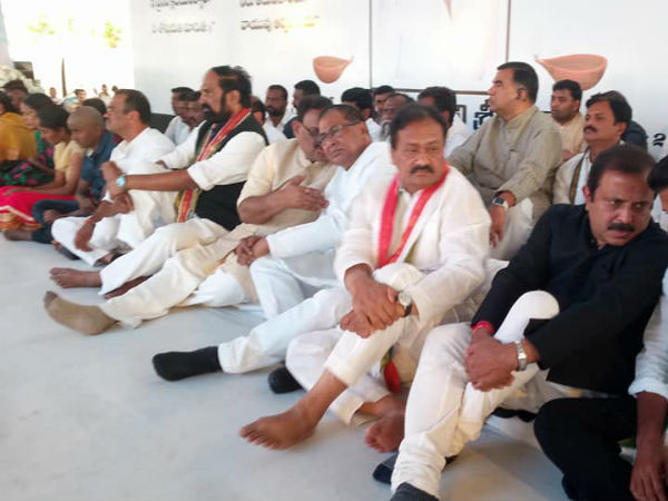 కాఫీడేలో కూర్చోబెట్టి బెదిరించారు కాఫీడేలో కూర్చోబెట్టి బెదిరించారు