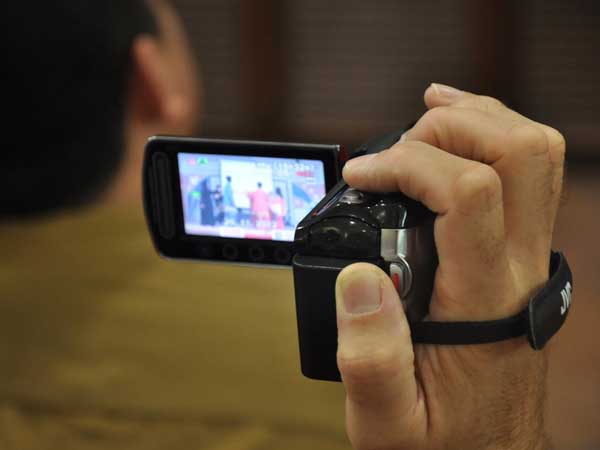 ఫోటోలు బయటపెడతానని బెదిరింపులు