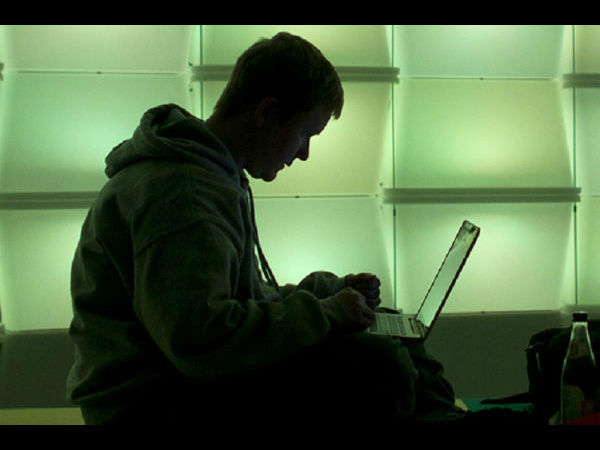 చివరకు.. చేయినే నరికేశాడు: