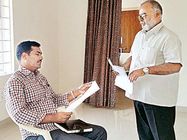  పొలిశెట్టి వెంకటేశ్వరరావు వీఆర్‌వోగా 2008లో రెవెన్యూ శాఖలో 