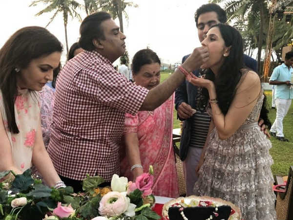 కోడలికి మిఠాయి తినిపించిన అంబానీ కోడలికి మిఠాయి తినిపించిన అంబానీ