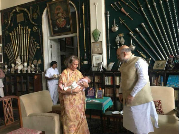 ప్యాలెస్ లో రాజకీయ వేడి