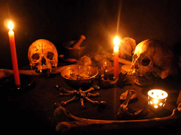 గుప్త నిధుల కోసం..: