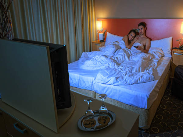 నగ్నంగా చిక్కన భార్య