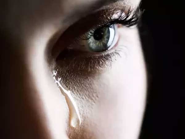 వెక్కివెక్కి ఏడ్చిన విద్యార్థినులు... వెక్కివెక్కి ఏడ్చిన విద్యార్థినులు...