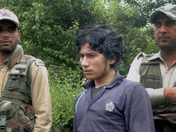 In fresh video, Lashkar's Naveed Jutt emerges with Hizbul militants in J&K In fresh video, Lashkar's Naveed Jutt emerges with Hizbul militants in J&K
