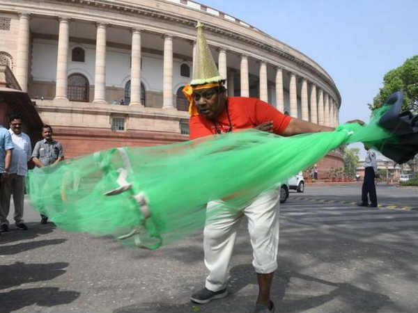 మత్స్యకారుడి గెటప్: