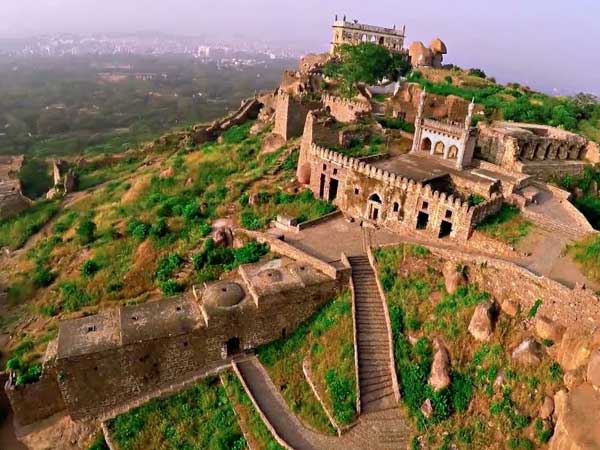 గుప్త నిధుల పేరుతో: