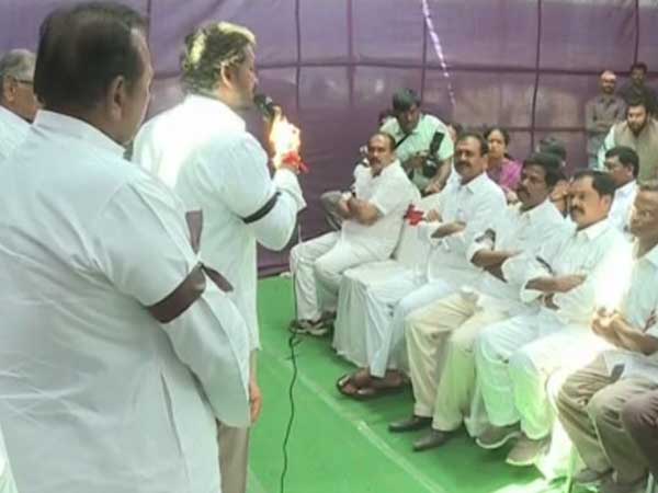 హోదా కోసం ఢిల్లీలో ధర్నా
