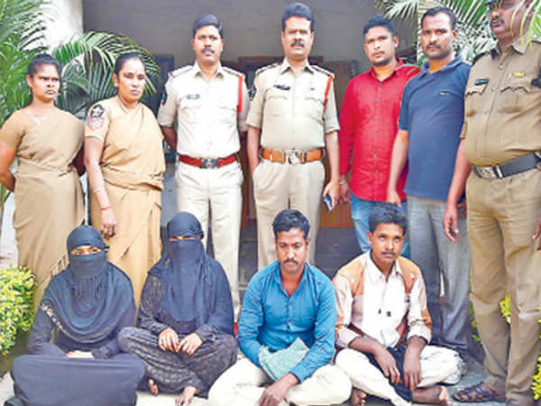 చంపేశారు...మర్డర్ మిస్టరీ చేధించిన పోలీసులు...