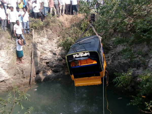 Auto falls into open well in Nizamabad district, 1 dead