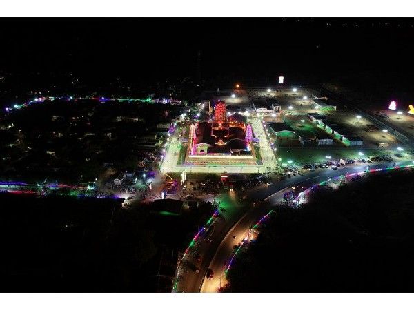 పట్టు వస్త్రాలు సమర్పించిన సీఎం చంద్రబాబు