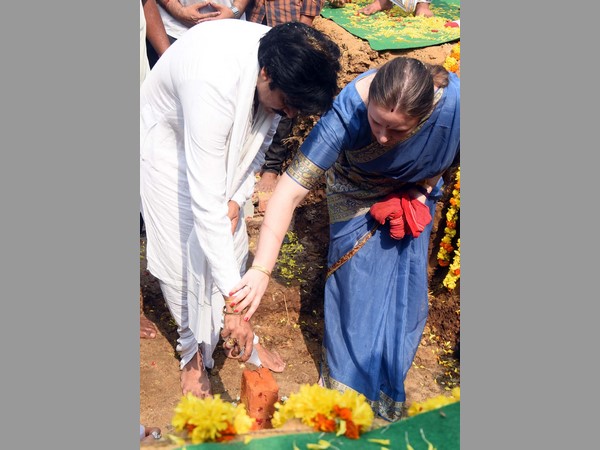 ఇంటితో పాటు వ్యక్తిగత కార్యాలయం