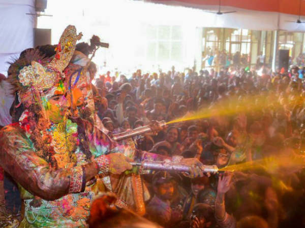 కత్తులతో దాడి