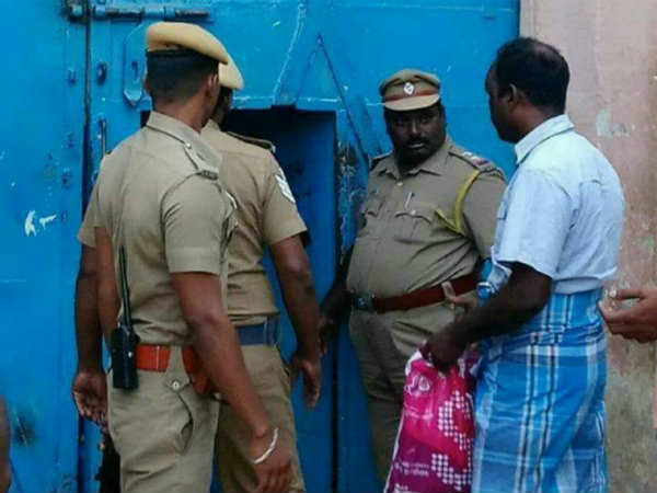 పోలీసు వాహనాలు ధ్వంసం పోలీసు వాహనాలు ధ్వంసం