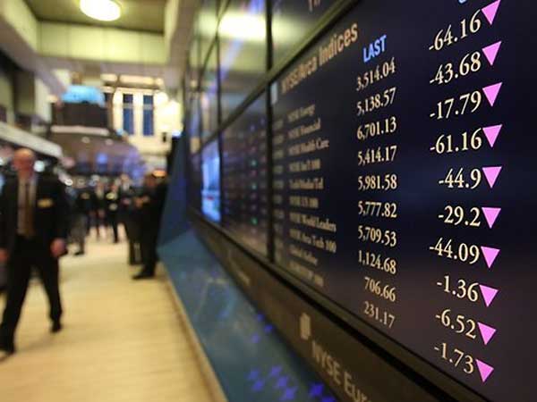 కుప్పకూలిన ఎనిమిది బ్యాంకుల షేర్లు