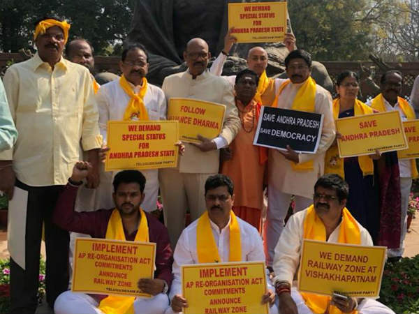 నిన్న సోనియా, రాహుల్ గాంధీలు