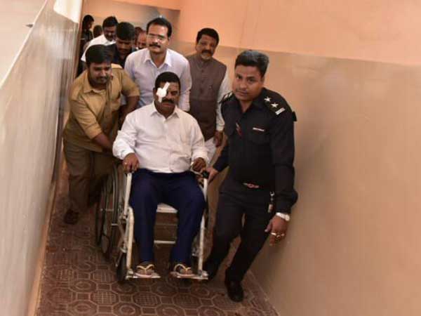 మెరుగైన వైద్యం కోసం.. పరామర్శలు..