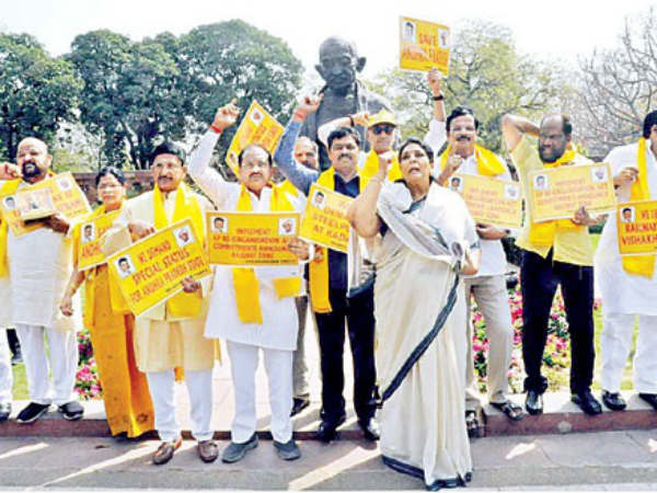 రిజర్వేషన్ల పెంపు కోసం టీఆర్ఎస్ నిరసన