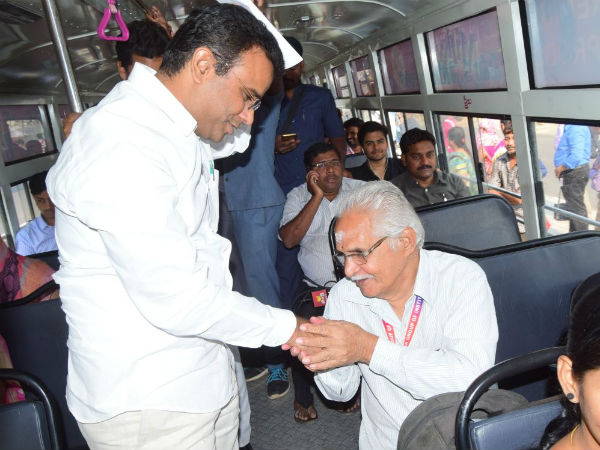 లేచి సీటు ఇచ్చిన విద్యార్థి