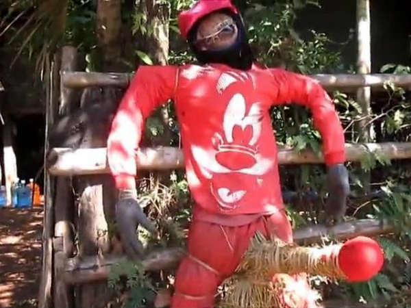  ఇంటిముందు ఆ దిష్టిబొమ్మలు..: